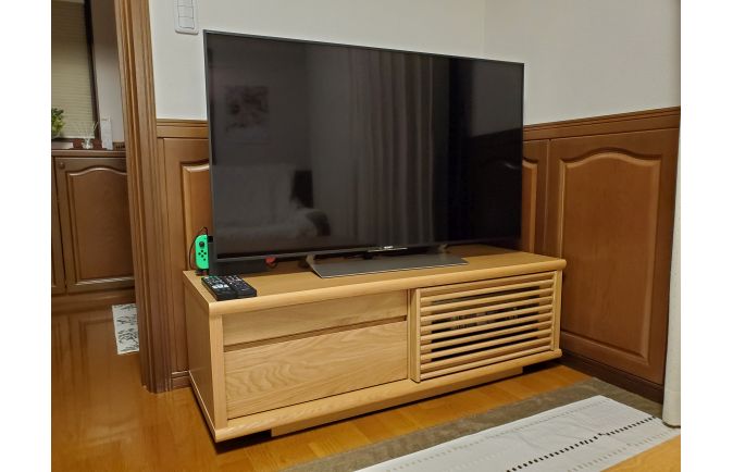 NintendoSwitchが設置された大川家具の無垢テレビボード