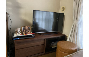 レコーダーとクマの縫い包みが置かれた大川家具のテレビボード(ふるさとチョイス)